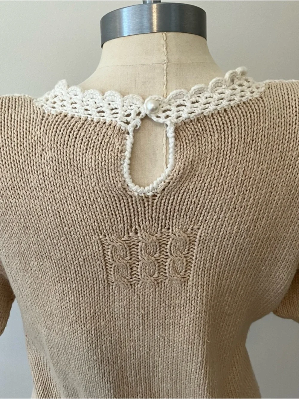 VTG Womens Tan Sz. S Sweater Embroidered Flowers Lace Crochet Short Sleeve - Picture 4 of 6